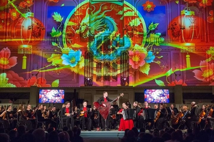 2025年2月6日，俄羅斯音樂(lè)家在圣彼得堡舉行的中俄新春音樂(lè)會(huì)上表演。新華社發(fā)（莫京娜 攝）