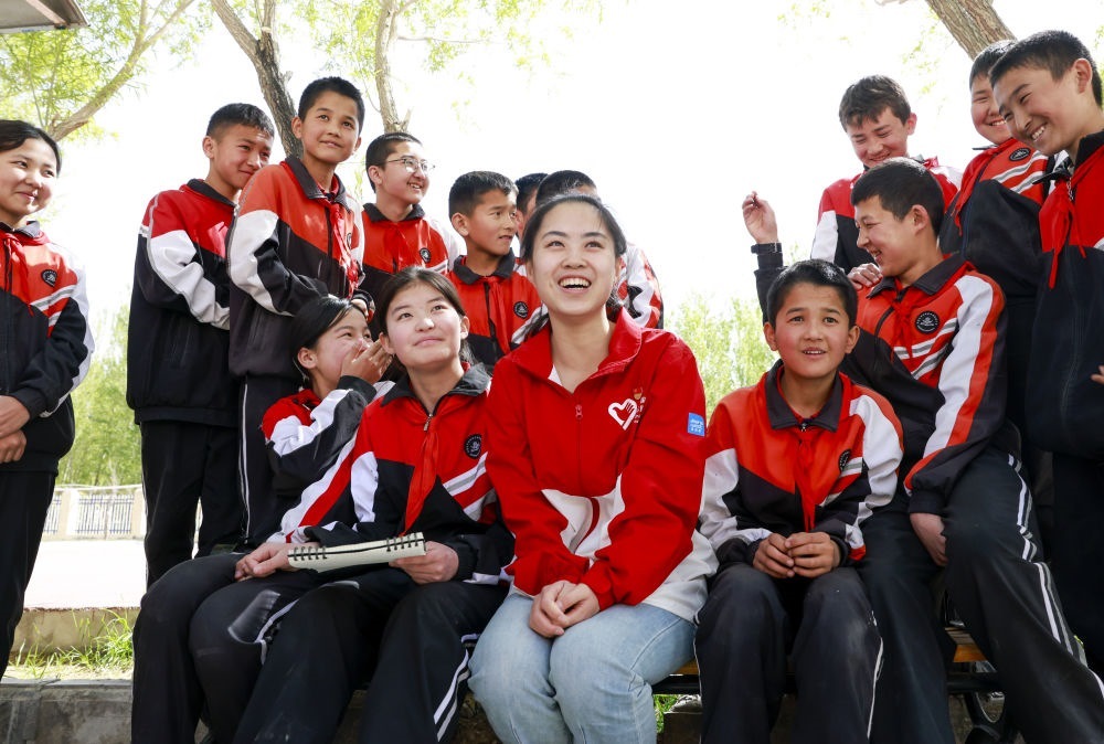 4月23日，在新疆克州阿圖什市哈拉峻鄉(xiāng)謝依特小學(xué)，支教教師高淑賢和學(xué)生們?cè)谝黄稹? width=