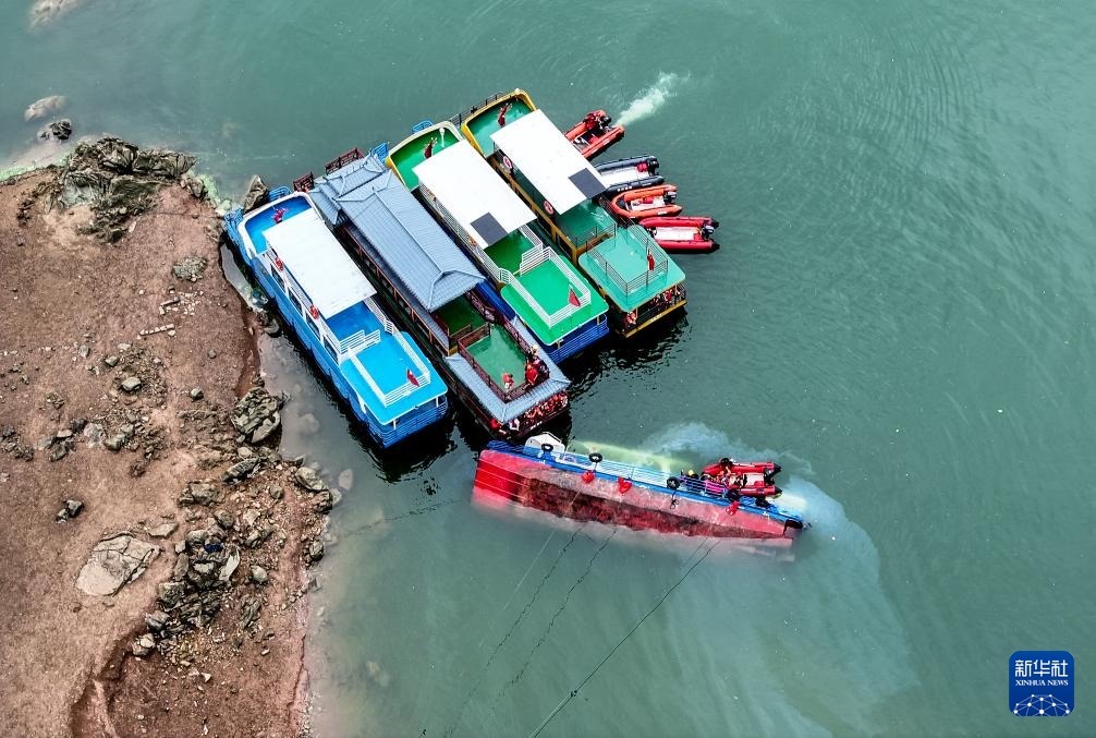 5月5日，救援人員在對傾覆船只進(jìn)行搜救（無人機(jī)照片）。新華社記者 劉續(xù) 攝