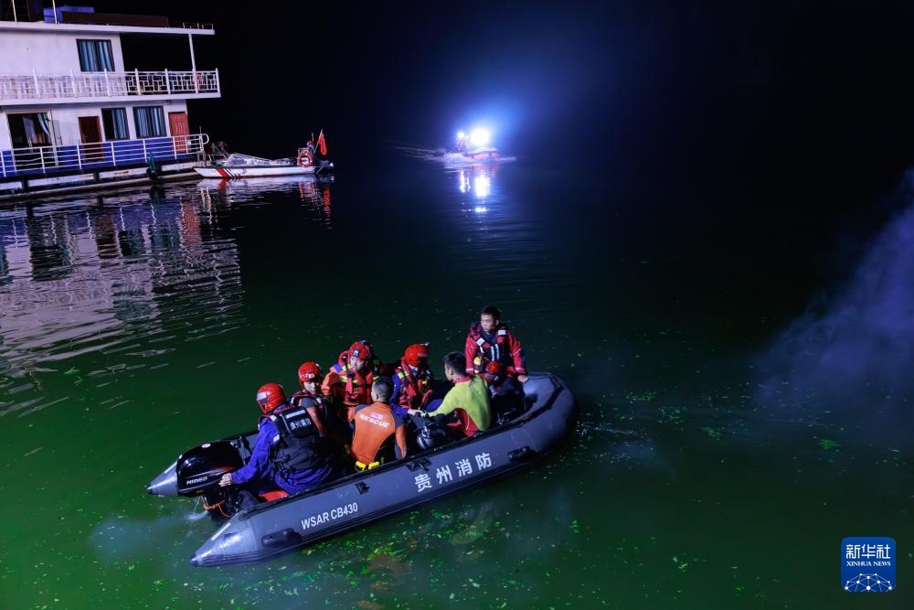 5月5日，救援人員在進(jìn)行搜救。新華社記者 劉續(xù) 攝