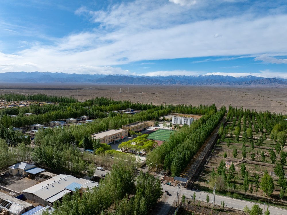 這是4月23日在新疆克州阿圖什市哈拉峻鄉(xiāng)拍攝的謝依特小學(xué)（無人機(jī)照片）。