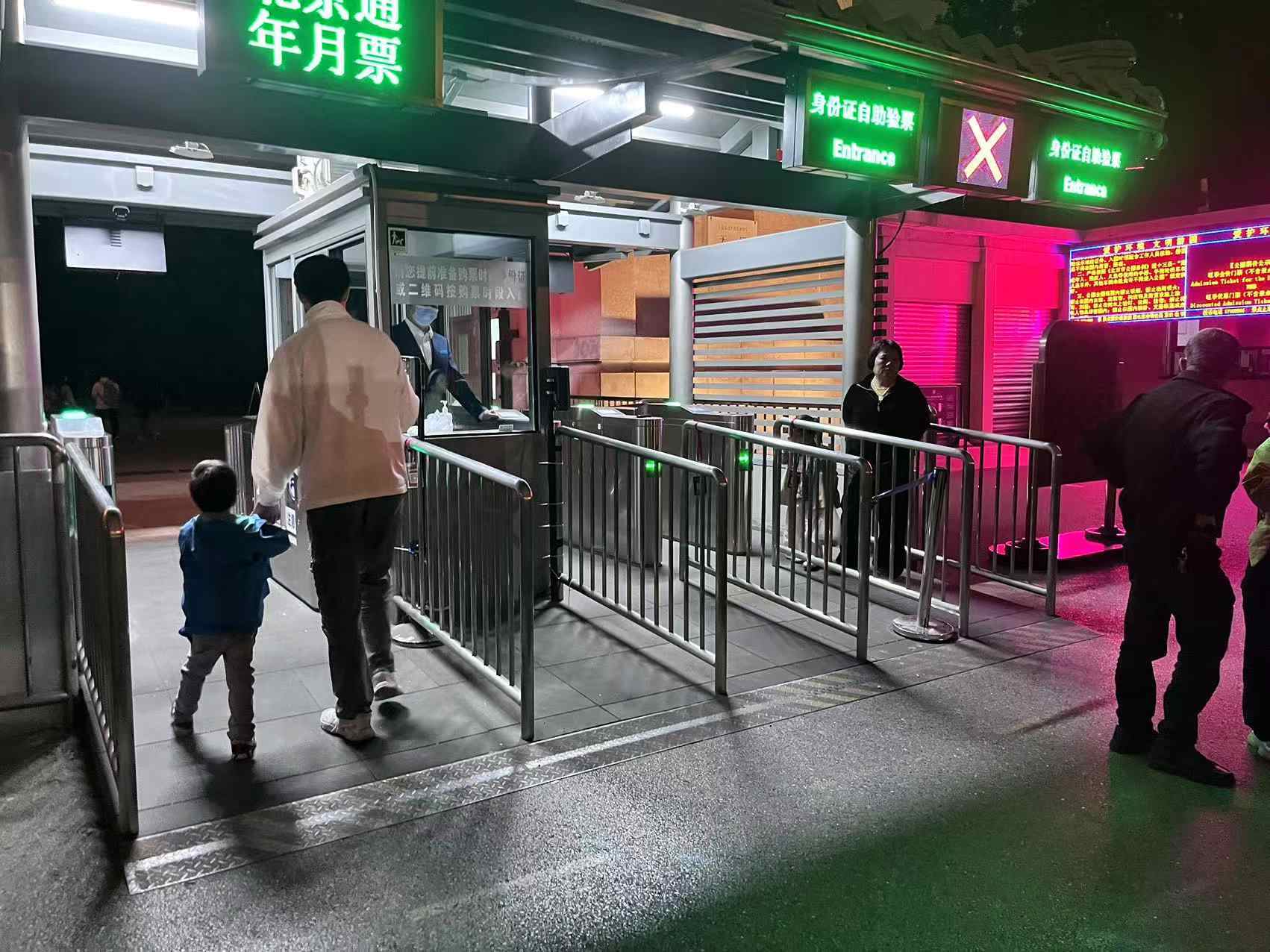 北京天壇公園延長開放時(shí)間，游客進(jìn)入游覽。人民網(wǎng)記者 李楠樺攝