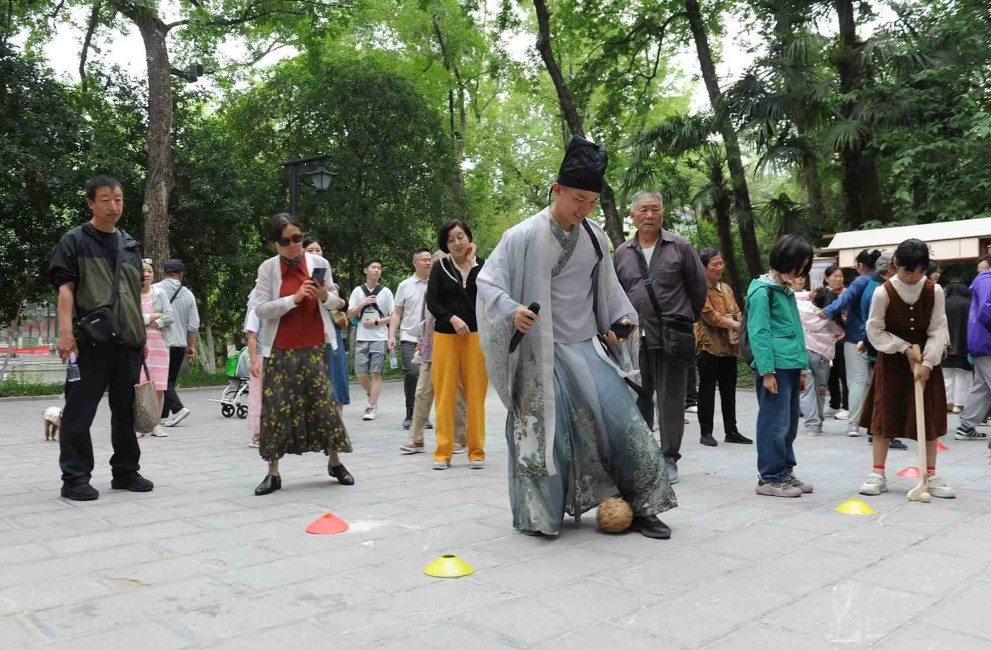 2025年5月3日，安徽省合肥市包公園景區(qū)，游客正在參與“蹴鞠”體育活動(dòng)。（圖片來源：視覺中國(guó)）