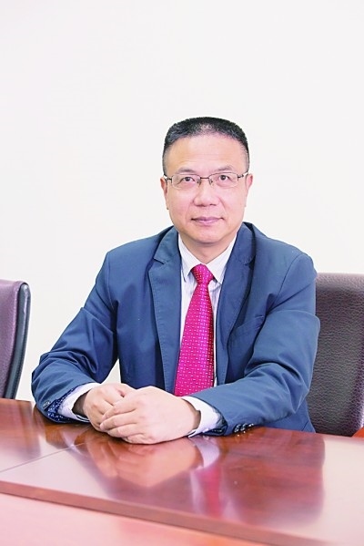 徐飛 教授、博士生導師。歷任上海交通大學副校長、西南交通大學校長、上海財經(jīng)大學常務副校長，現(xiàn)任福耀科技大學常務副校長。國務院政府特殊津貼專家。先后兼任中國鐵道學會副理事長，中國管理學會組織與戰(zhàn)略專業(yè)委員會副主任，教育部高等學校創(chuàng)新創(chuàng)業(yè)教育指導委員會副主任，中國高等教育學會創(chuàng)新創(chuàng)業(yè)教育分會理事長，中國高質(zhì)量MBA教育認證（CAMEA）工作委員會副主任，中國職業(yè)技術(shù)教育學會副會長等。主要研究領域為戰(zhàn)略管理、競爭戰(zhàn)略與博弈論、創(chuàng)新創(chuàng)業(yè)、跨文化戰(zhàn)略領導力等。出版著作20余部。