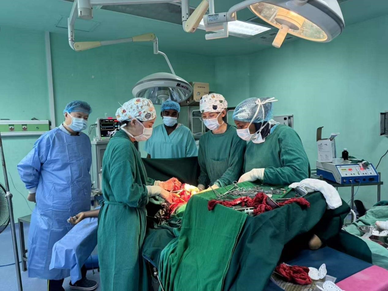 中國(guó)醫(yī)療隊(duì)專家與當(dāng)?shù)蒯t(yī)生協(xié)同手術(shù)。中國(guó)援桑醫(yī)療隊(duì)供圖