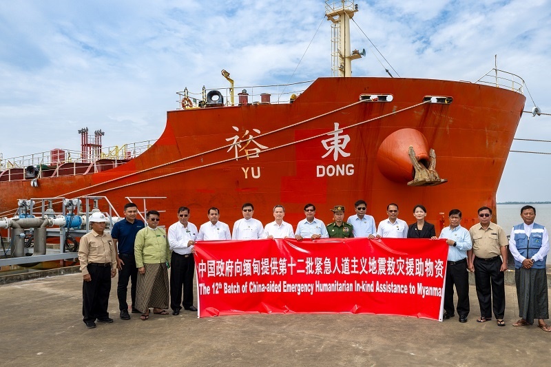 中國駐緬大使館歐陽道冰參贊、仰光省首席部長梭登及緬有關(guān)部門官員出席交接儀式。人民網(wǎng)記者 謝佳君攝