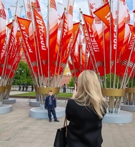 當(dāng)?shù)貢r(shí)間5月7日下午，莫斯科紅場外，紀(jì)念蘇聯(lián)偉大衛(wèi)國戰(zhàn)爭勝利80周年慶典旗幟飄揚(yáng)。