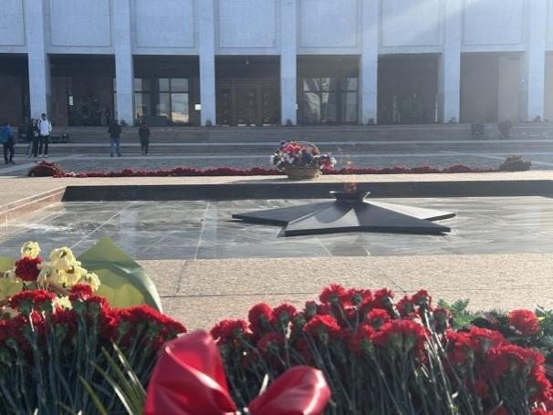 當(dāng)?shù)貢r(shí)間5月6日下午，莫斯科勝利廣場上的長明火兩旁放滿鮮花。