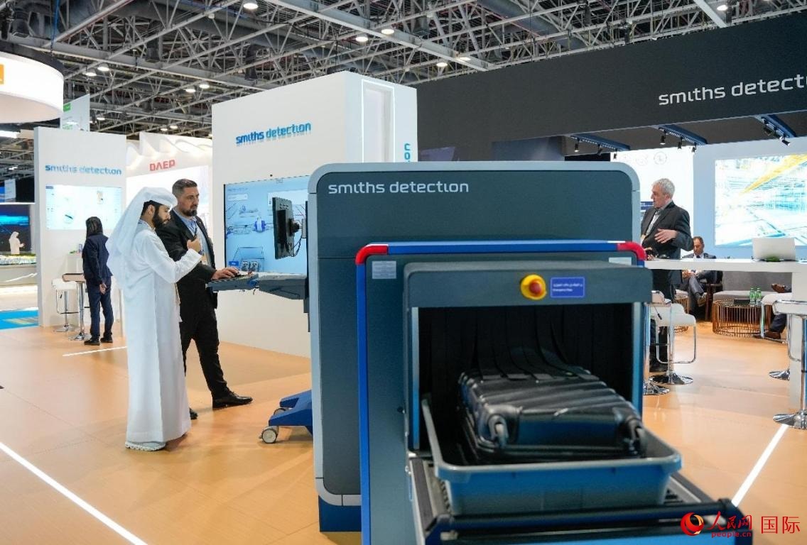 參展商體驗安檢設(shè)施。人民網(wǎng)塔里克·易卜拉欣攝