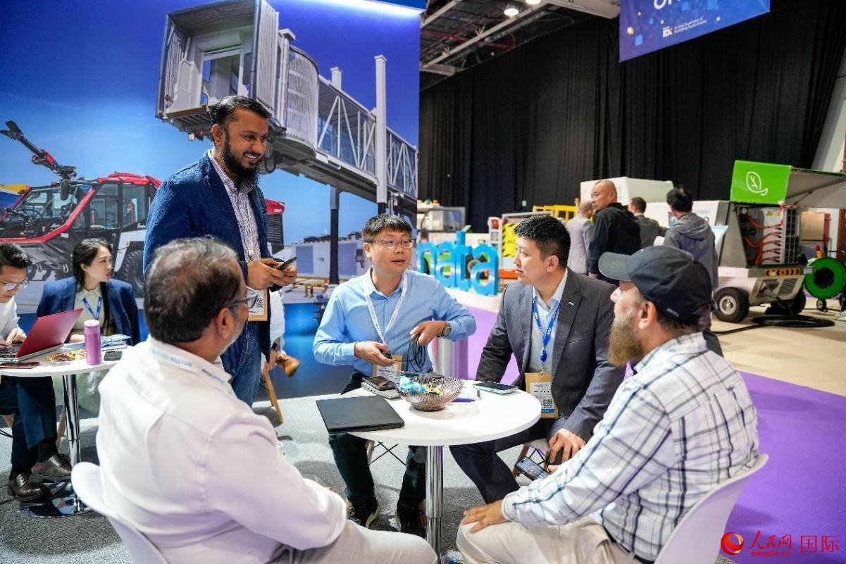 中外商家在交流。人民網(wǎng)塔里克·易卜拉欣攝