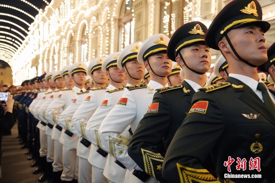 當(dāng)?shù)貢r間5月3日晚，俄羅斯首都莫斯科，俄羅斯紀(jì)念衛(wèi)國戰(zhàn)爭勝利80周年閱兵式第二次彩排，中國人民解放軍儀仗司禮大隊震撼亮相，受到華僑華人、留學(xué)生和當(dāng)?shù)孛癖姛崃覛g迎。中新社記者 田冰 攝