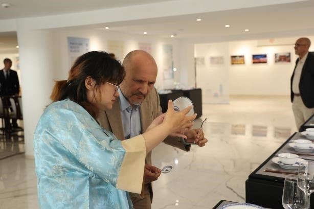 摩洛哥民眾在觀察中國瓷器。拉巴特中國文化中心供圖