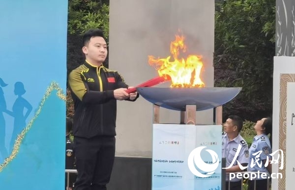 在活動(dòng)開幕式上，馮喆點(diǎn)燃火炬。人民網(wǎng)記者 楊磊攝
