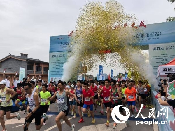 全民健身跑參賽選手沖出起點(diǎn)。人民網(wǎng)記者 楊磊攝