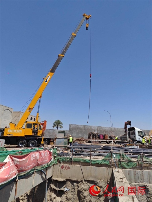 工人在進(jìn)行五號隧道施工。人民網(wǎng)記者管克江攝