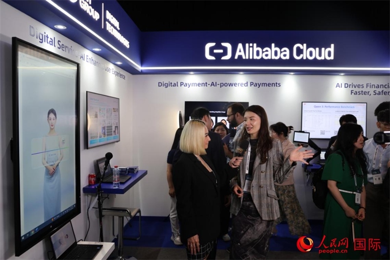 當地媒體在2025迪拜金融科技峰會的一家中資企業(yè)展廳采訪，張志文攝