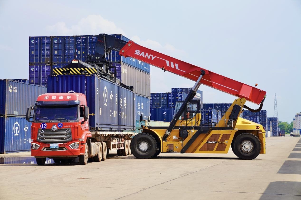 在中老鐵路萬象南鐵路貨運口岸站，起重機正在吊裝集裝箱。劉瑩嘉攝