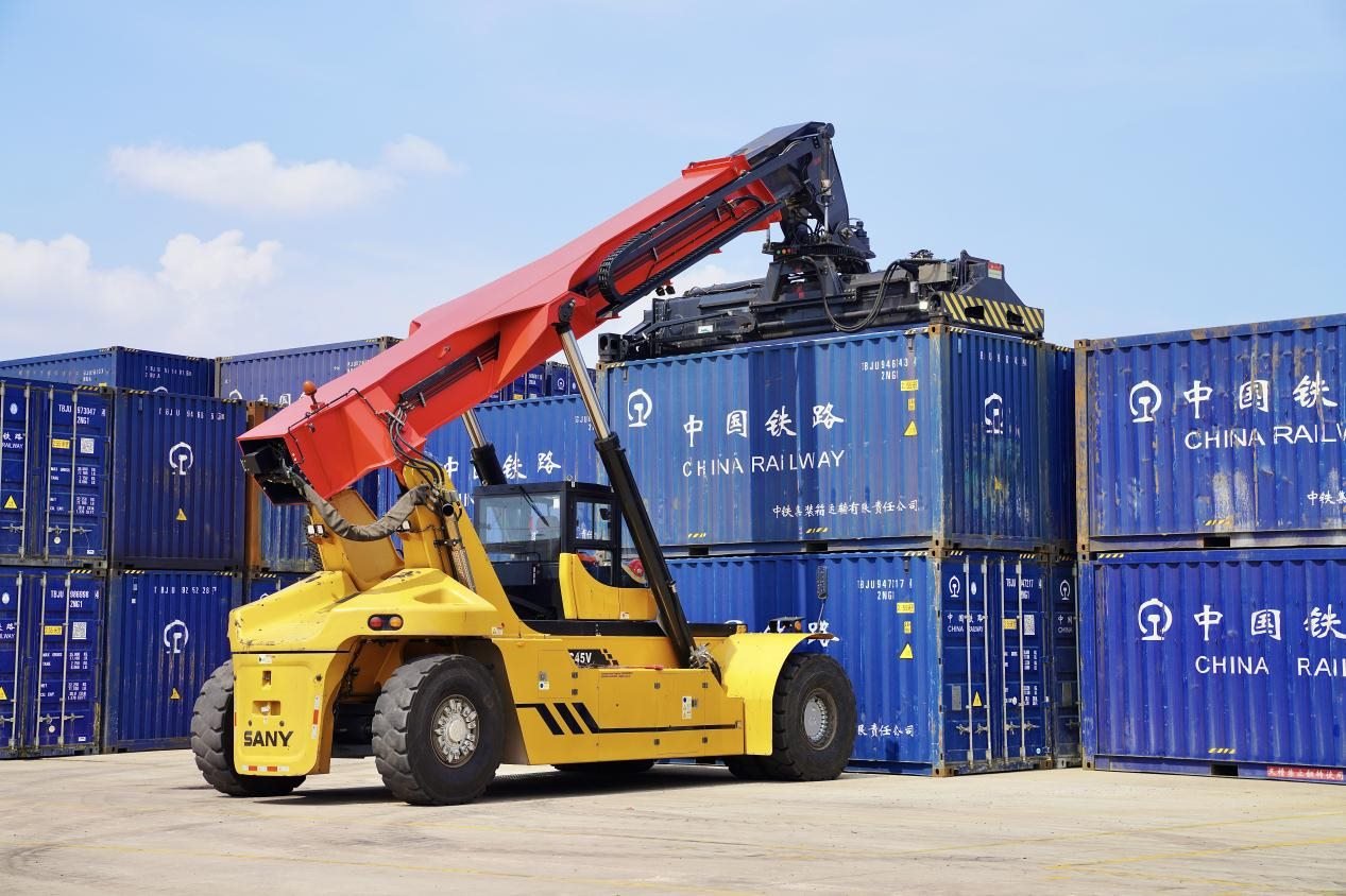 在中老鐵路萬象南鐵路貨運口岸站，起重機正在吊裝集裝箱。劉瑩嘉攝