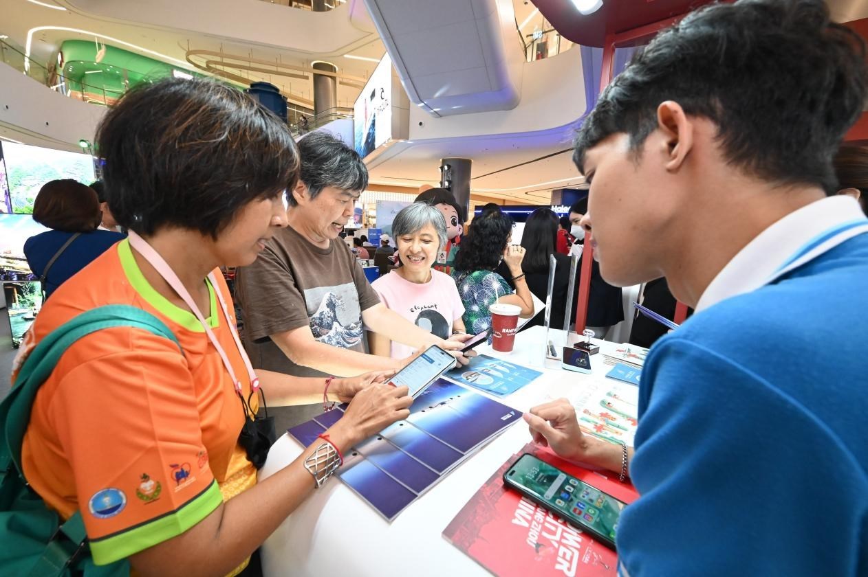 游客在航空公司展臺前了解機(jī)票優(yōu)惠活動。主辦方供圖