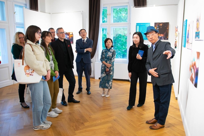 藝術(shù)家李守白現(xiàn)場(chǎng)導(dǎo)覽。圖片由布達(dá)佩斯中國(guó)文化中心供圖