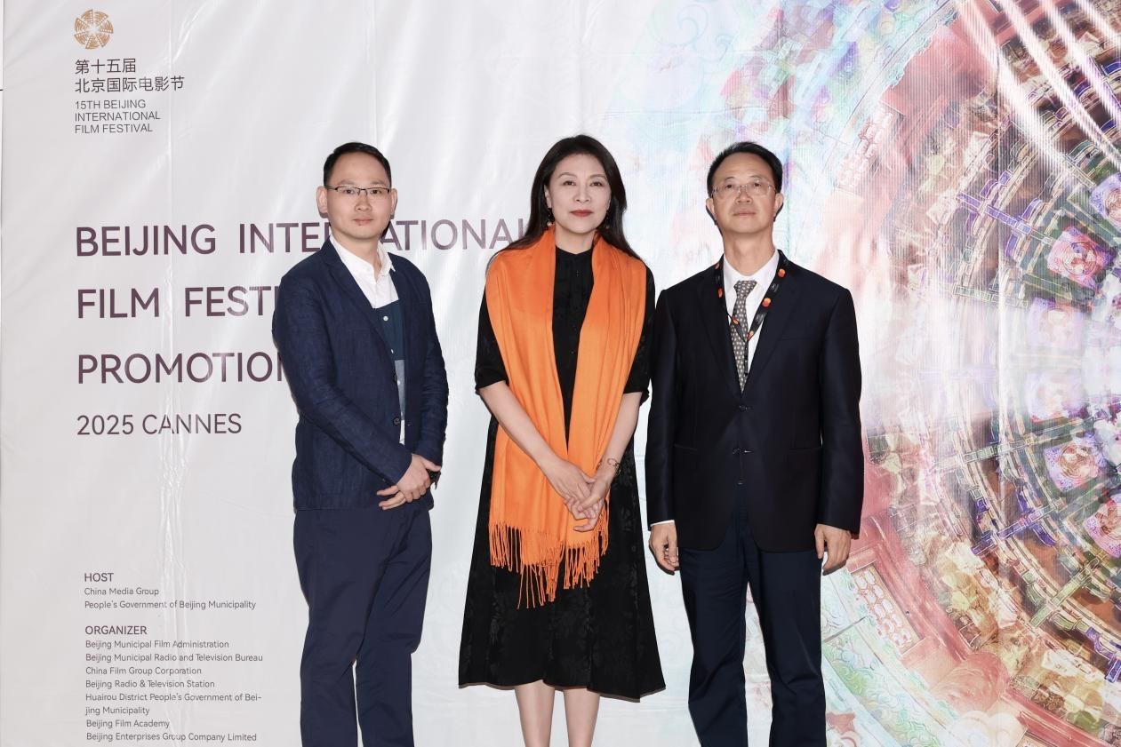 余俊生（右一）與《走走停?！穼?dǎo)演龍飛（左一）、演員岳紅（左二）合影。主辦方供圖