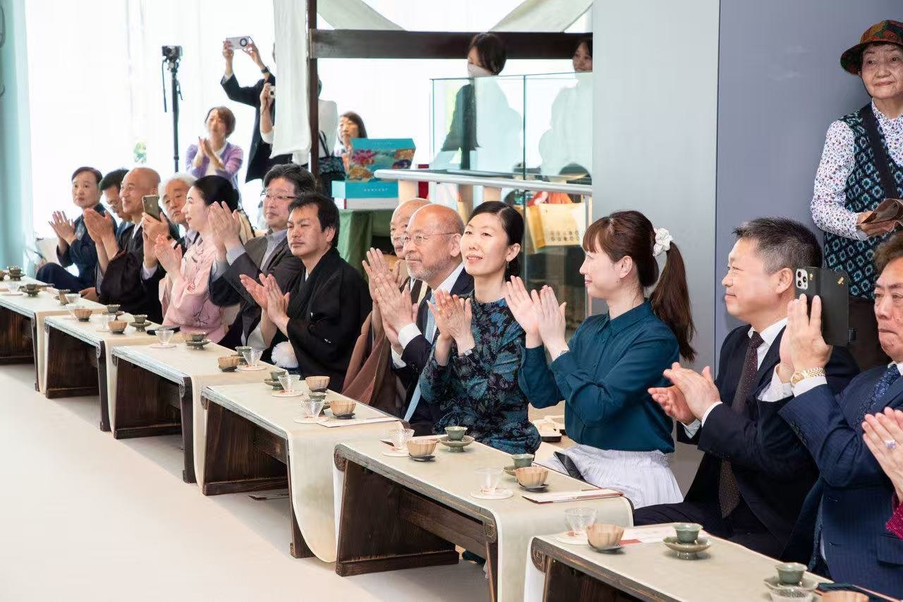 中日兩國文旅界、各茶道流派嘉賓出席開幕式。中國駐大阪旅游辦事處供圖