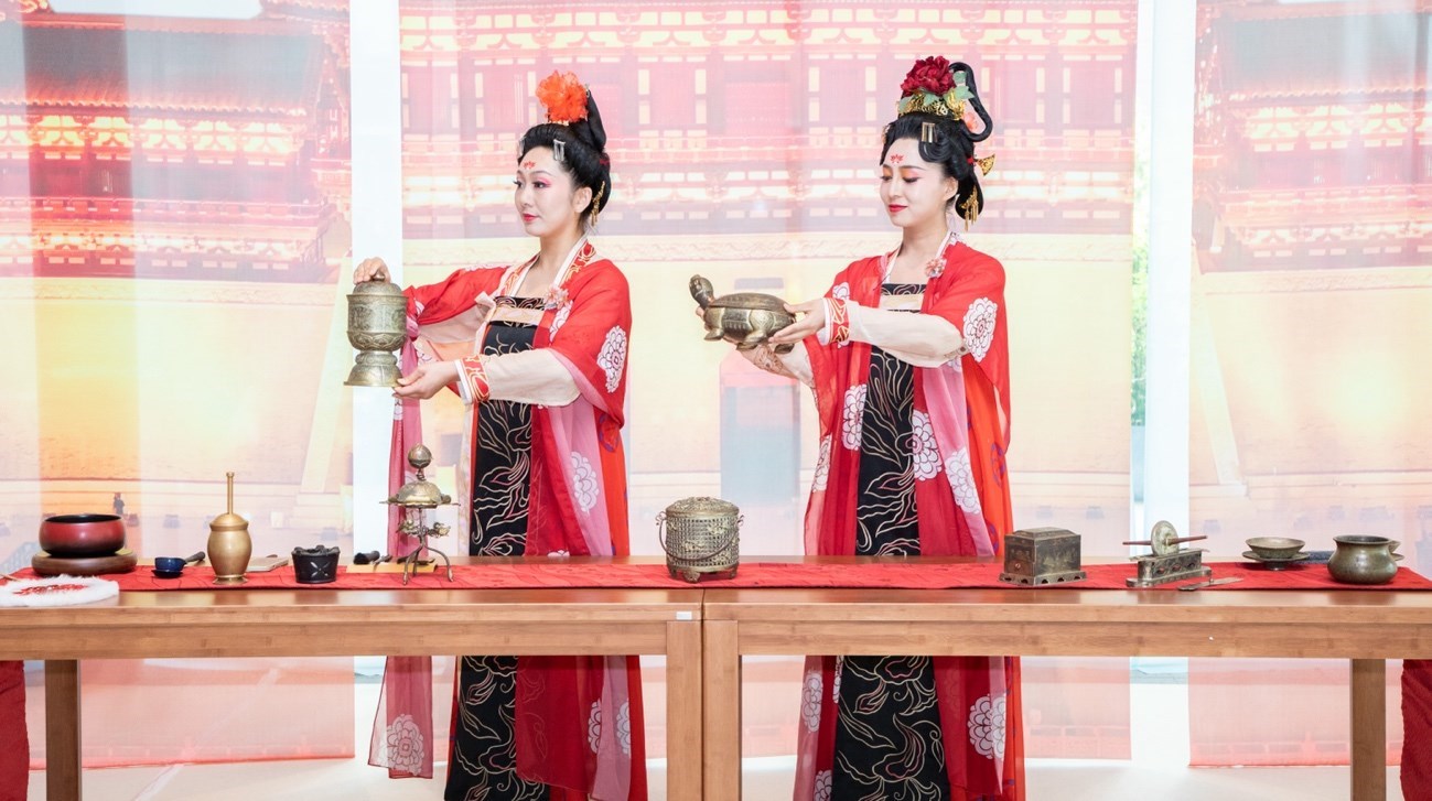 法門寺地宮出土文物一比一復刻的宮廷茶器。中國駐大阪旅游辦事處供圖