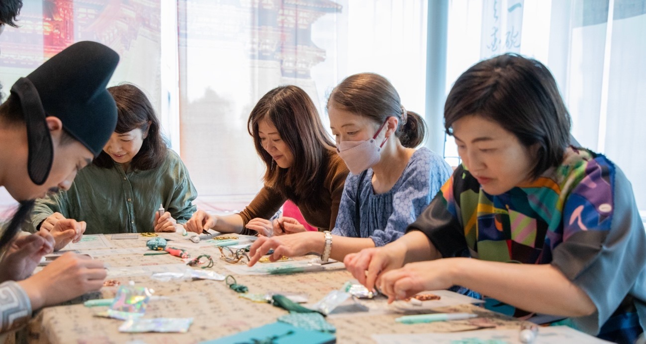 客人體驗制作綠松石銅牌。中國駐大阪旅游辦事處供圖