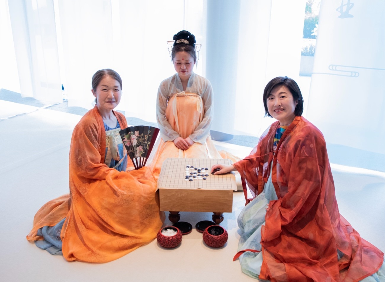 日本客人體驗漢服。中國駐大阪旅游辦事處供圖