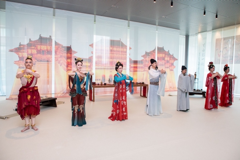 眾人行唐代插手禮。中國駐大阪旅游辦事處供圖