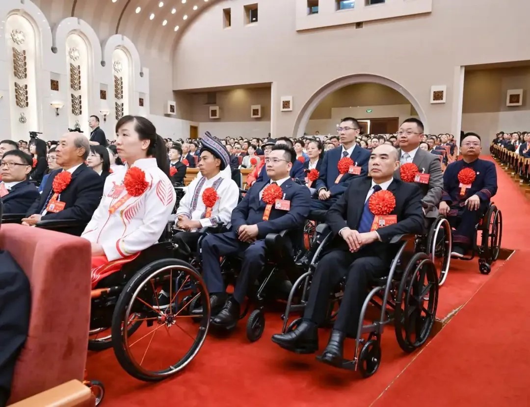 2025年5月16日，第七次全國(guó)自強(qiáng)模范暨助殘先進(jìn)表彰大會(huì)在北京召開(kāi)。大會(huì)表彰了200名“全國(guó)自強(qiáng)模范”、200個(gè)“全國(guó)殘疾人工作先進(jìn)集體”和60名“全國(guó)殘疾人工作先進(jìn)個(gè)人”。