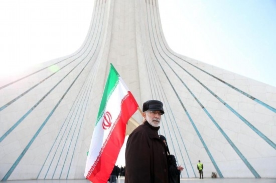 2月10日，在伊朗首都德黑蘭阿扎迪廣場(chǎng)，民眾參加紀(jì)念伊朗伊斯蘭革命勝利46周年集會(huì)。新華社記者沙達(dá)提攝