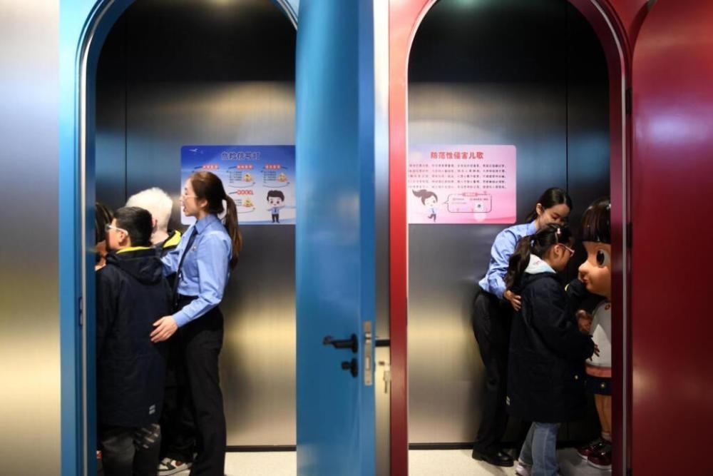 2025年4月2日，殘障兒童在無(wú)障礙青少年法治教育基地體驗(yàn)。