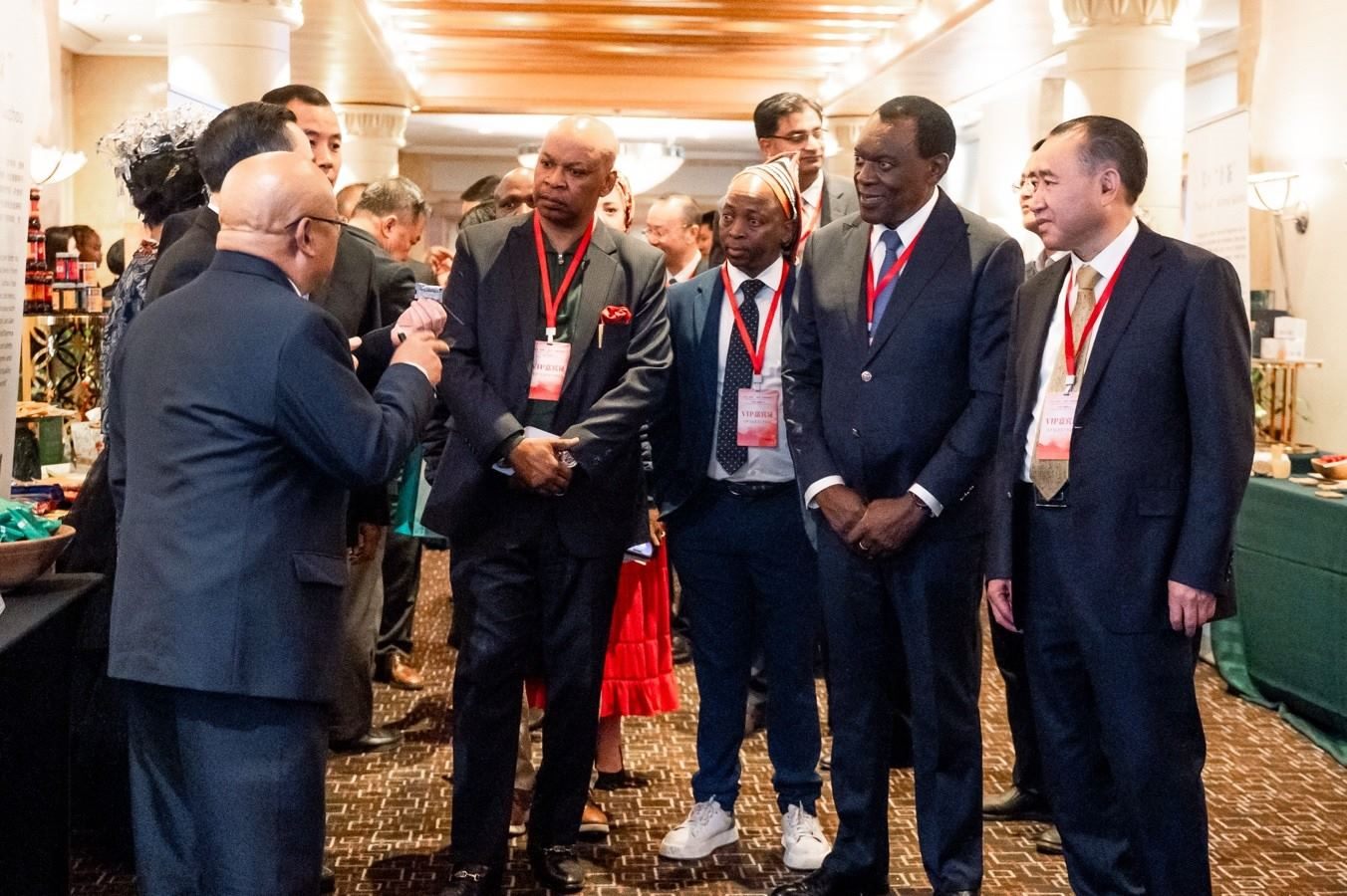 與會(huì)嘉賓走訪展臺(tái)。南非貴州商會(huì)供圖