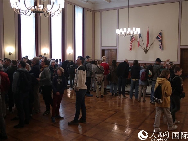 圖為觀眾們在卡爾霍斯特紀(jì)念館內(nèi)參觀。人民網(wǎng) 肖晶攝