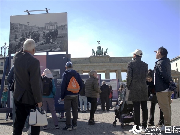 圖為勃蘭登堡門前，市民們在參觀歷史圖片展。人民網(wǎng) 肖晶攝