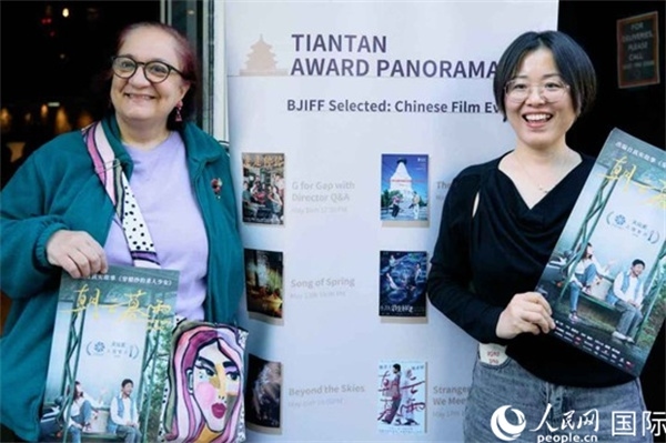 《朝云暮雨》放映前，觀眾前同主辦方互動。楊浩鵬攝