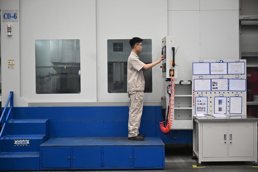 近日，工人在洛陽(yáng)軸承集團(tuán)股份有限公司的智能生產(chǎn)線上作業(yè)。新華社記者 李嘉南 攝