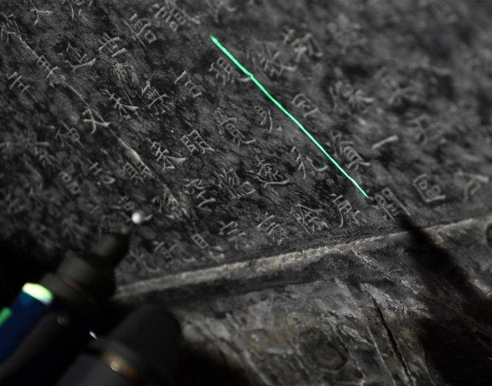 2025年4月9日，龍門石窟研究院工作人員在古陽洞使用關(guān)節(jié)臂掃描儀對《龍門二十品》之一進(jìn)行數(shù)字化掃描。新華社記者 李嘉南 攝