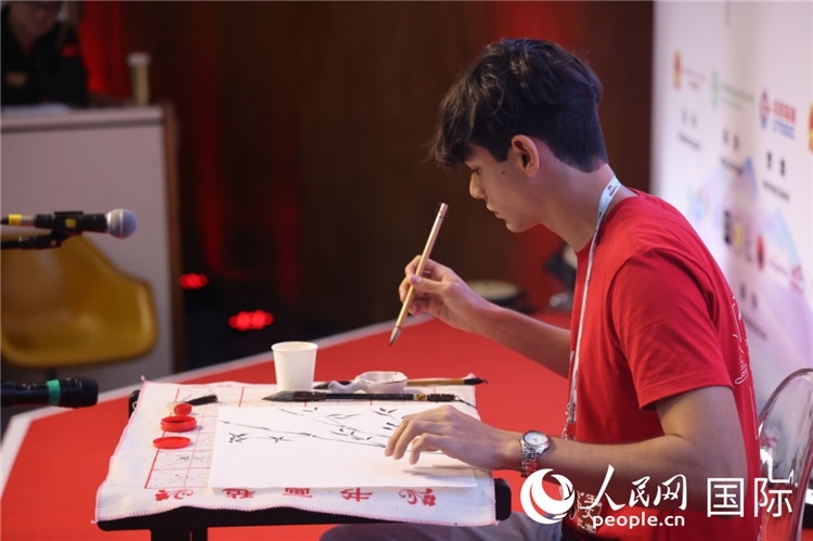 2025年“漢語橋”巴西賽區(qū)決賽的“才藝展示”環(huán)節(jié)，一名參賽者正在繪畫。人民網(wǎng)記者 時元皓攝