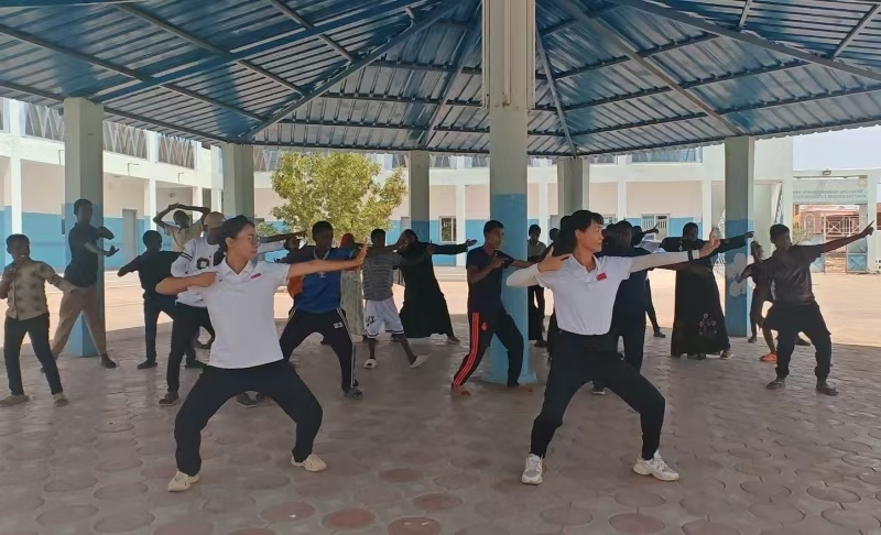 吉布提孩子們跟隨醫(yī)療隊員練習(xí)八段錦。中國（山西）第23批援吉布提醫(yī)療隊供圖