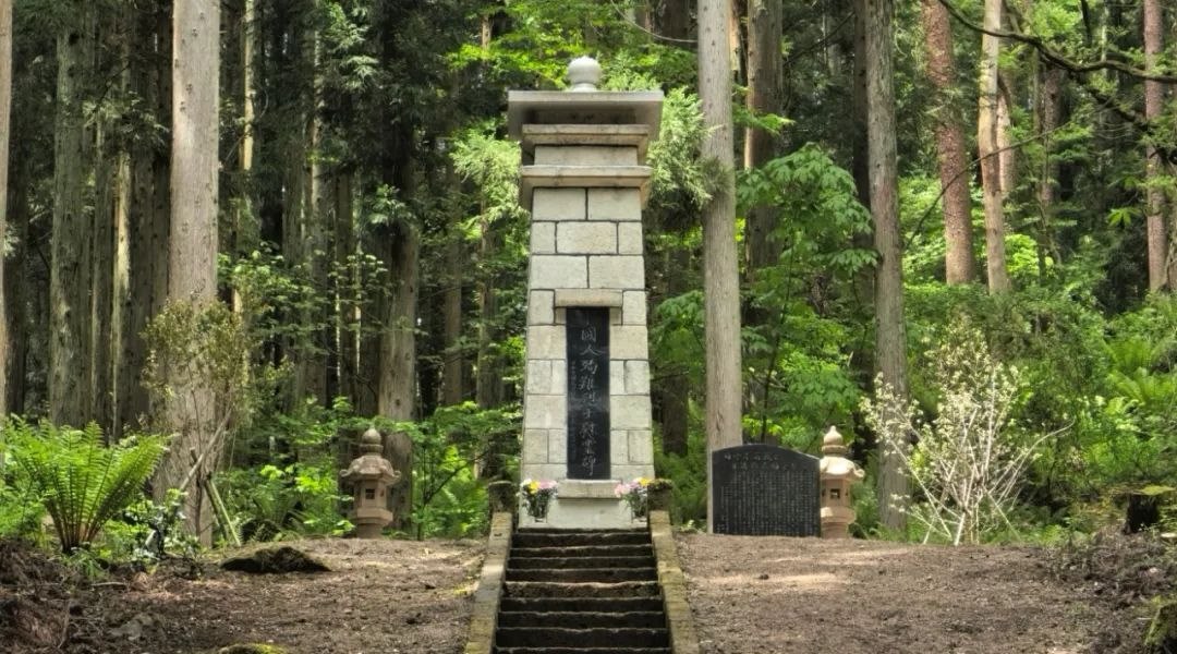 福島縣豬苗代町中國(guó)殉難勞工慰靈碑修繕完工暨植樹祭掃儀式舉行。中國(guó)駐新潟總領(lǐng)館供圖