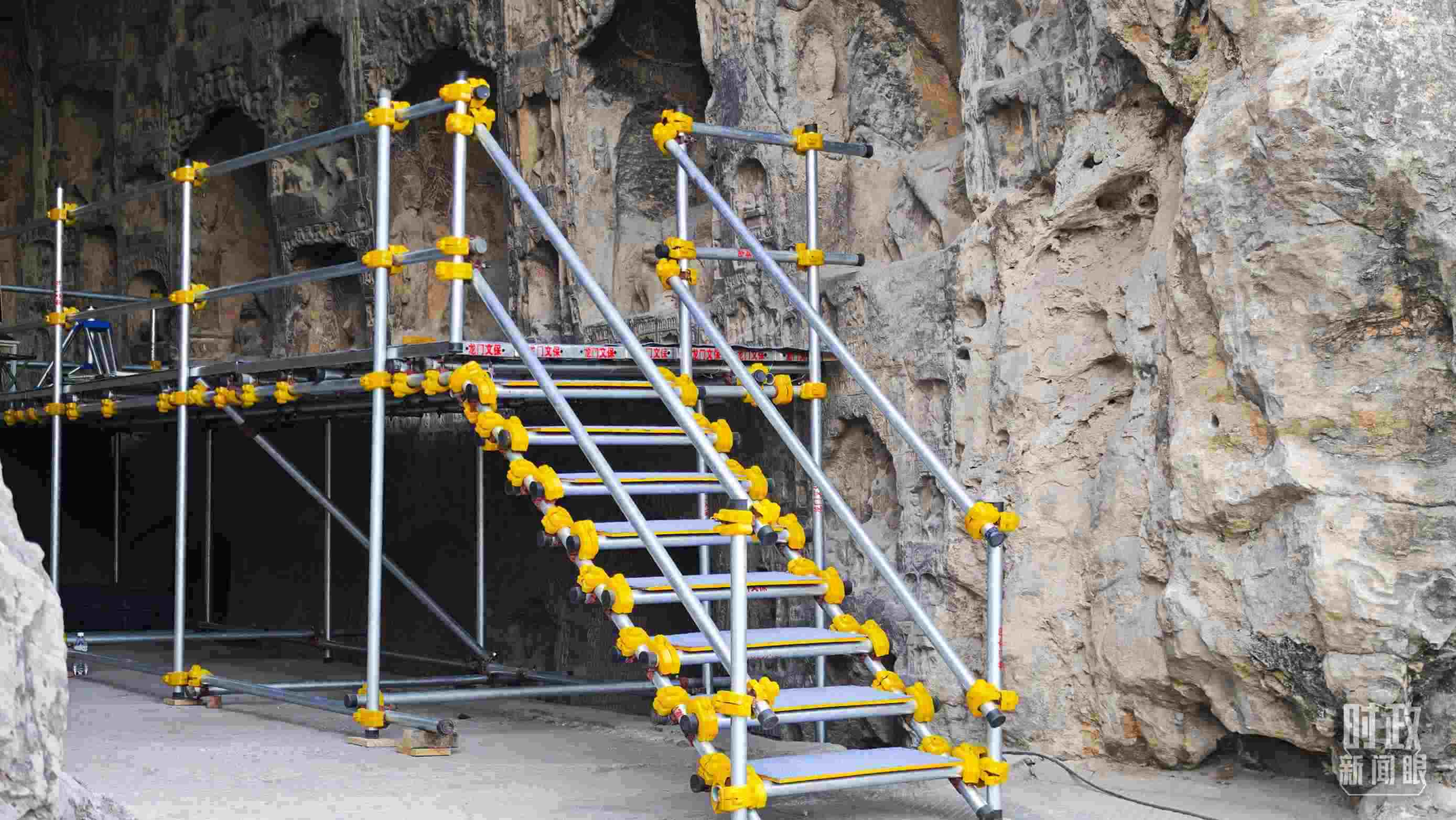 △龍門石窟古陽洞文物修護現(xiàn)場。（總臺央廣記者潘毅拍攝）