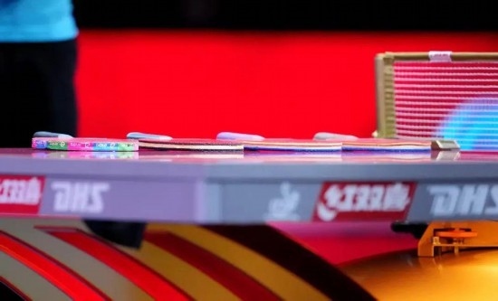 王楚欽的球拍為最右側(cè)那支。