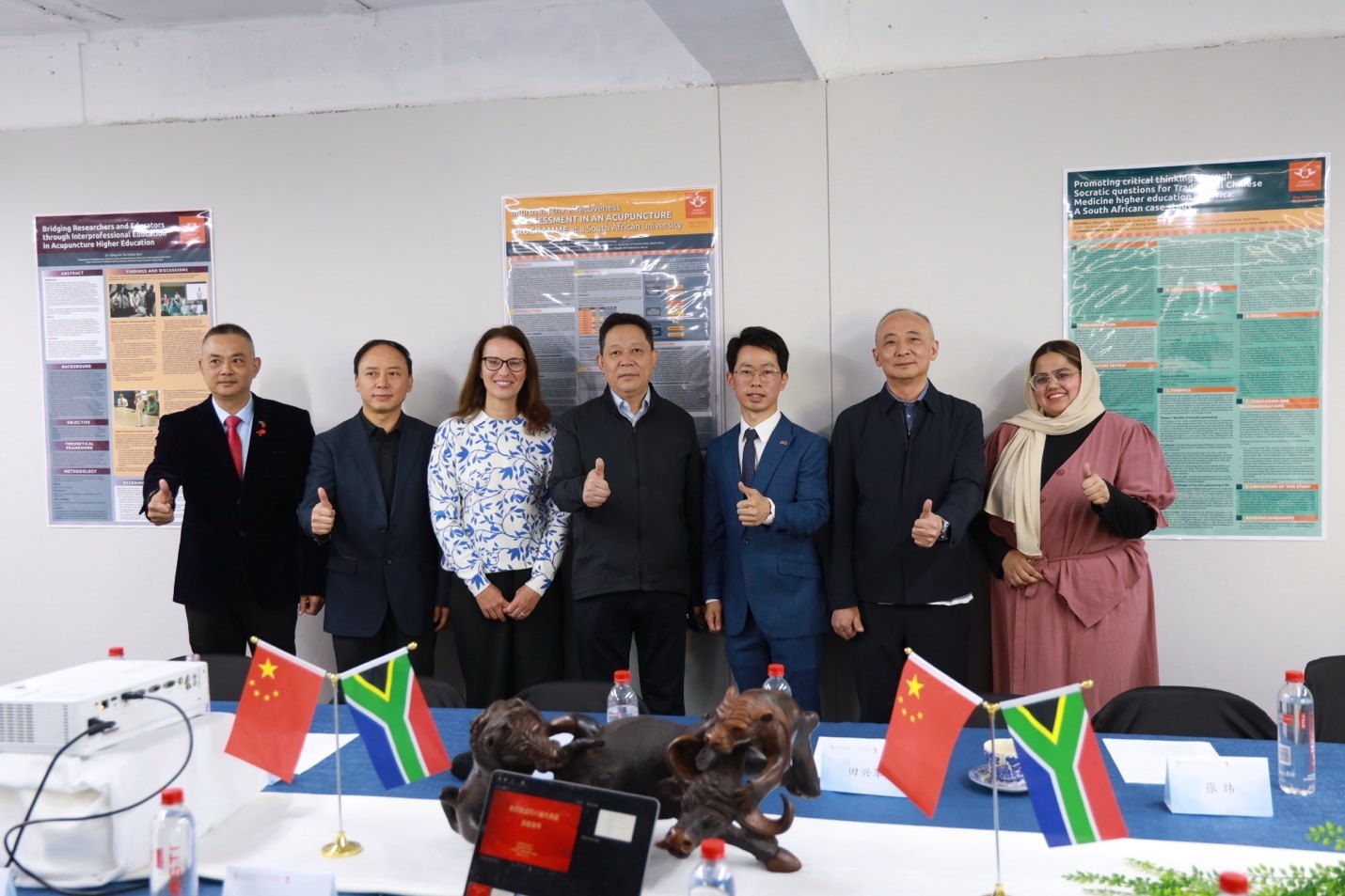 四川省副省長(zhǎng)楊興平及代表團(tuán)與《補(bǔ)充醫(yī)學(xué)：教育與研究》雜志社團(tuán)隊(duì)合影。非洲中醫(yī)及針灸中心供圖