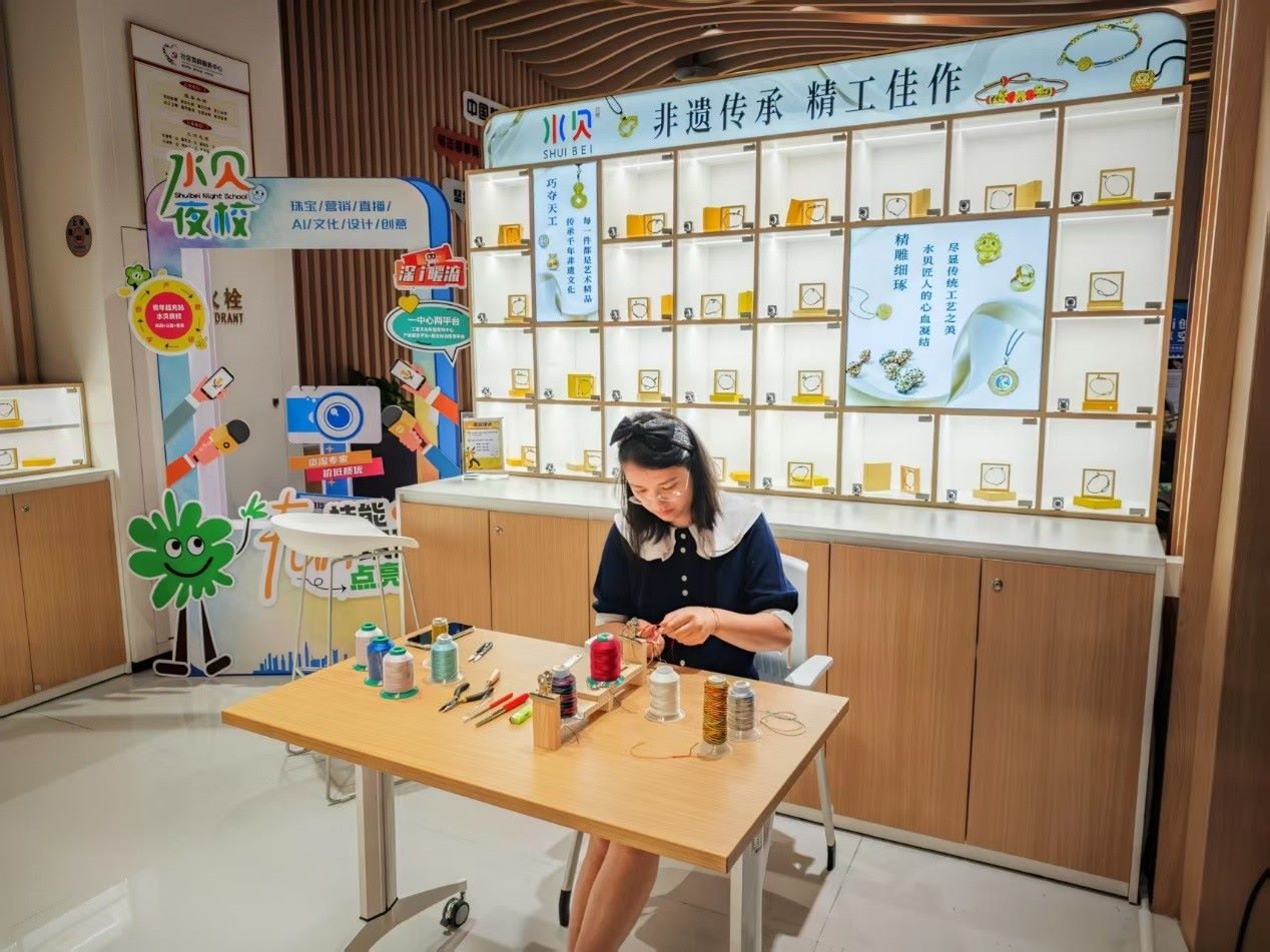 水貝夜校學(xué)員正在展示手工編繩過程。人民網(wǎng) 肖聰聰攝