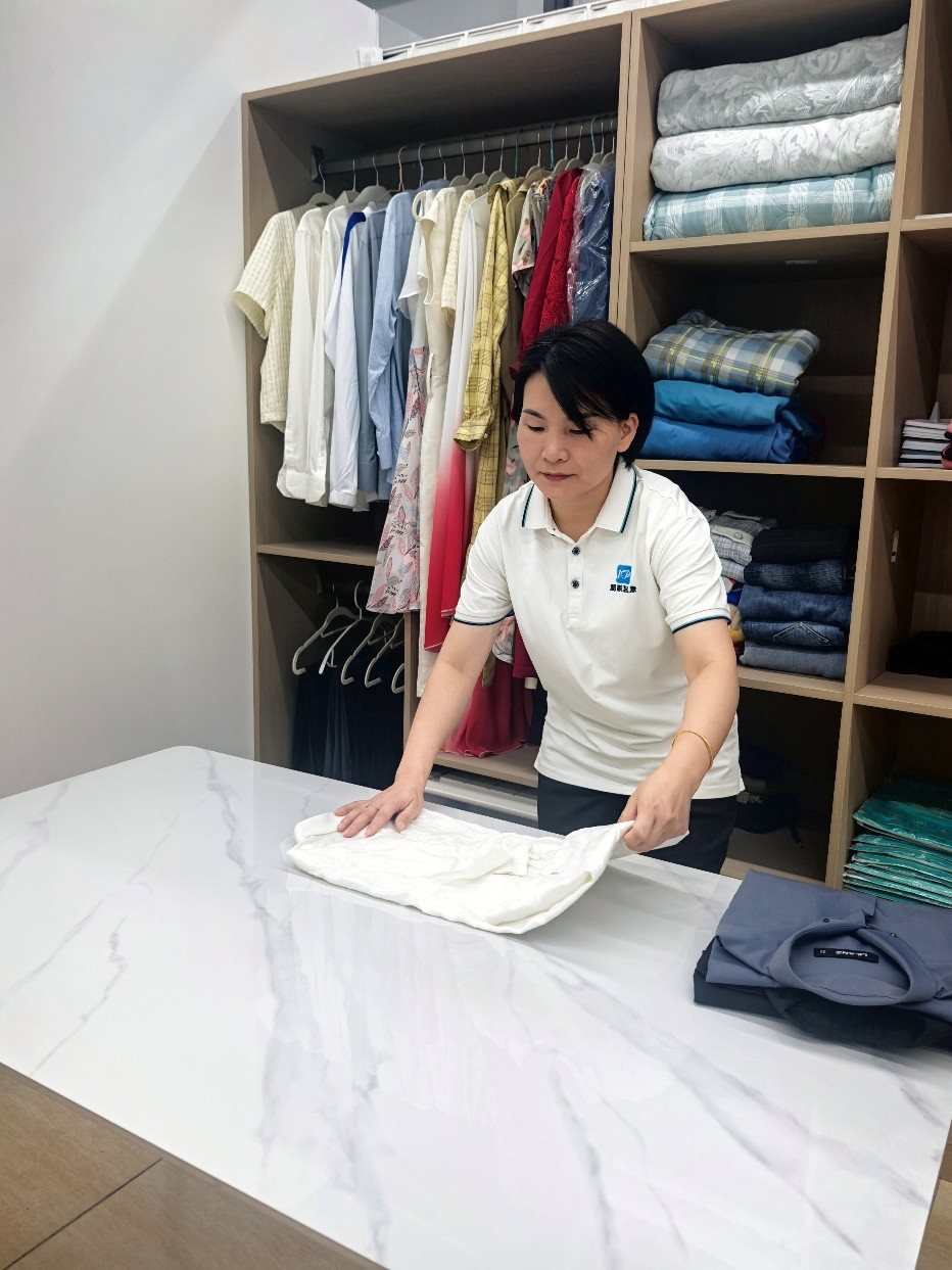 劉水金正在客戶家中做衣柜整理收納工作。受訪者供圖