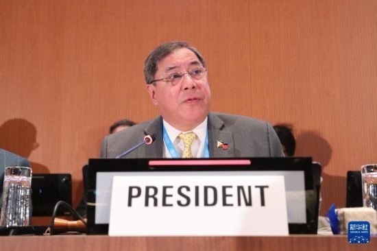 5月20日，在瑞士日內(nèi)瓦，第78屆世界衛(wèi)生大會主席赫爾博薩宣布審議通過“大流行協(xié)定”。新華社記者 杜哲宇 攝