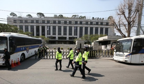 4月3日，在韓國(guó)首爾，警察在韓國(guó)憲法法院前執(zhí)勤。新華社記者姚琪琳攝