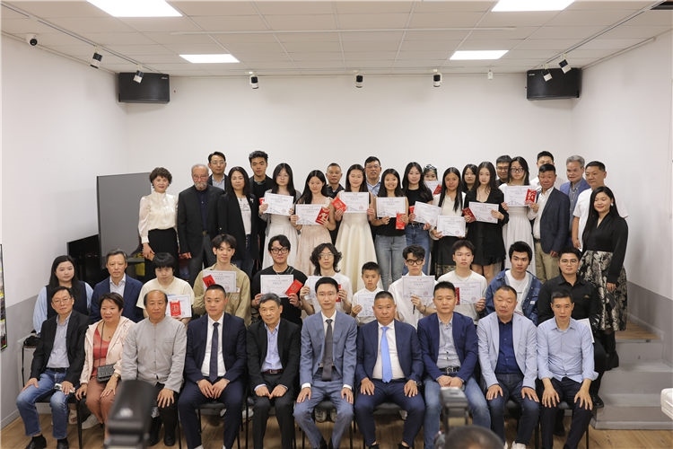 獲獎(jiǎng)?wù)吲c主辦方合影。主辦方供圖